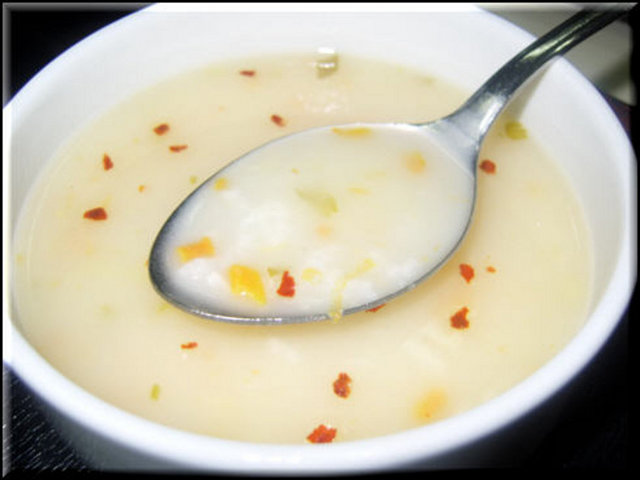 TAVUK SUYU ÇORBA: -  - * Tavuk sulu sebze çorbaları, nötrofil ismi verilen iltihap hücrelerini engelliyor. (Nötrofiller, solunum yollarında muküs salgısını artırarak öksürük, burun tıkanıklığı, geniz akıntısı gibi hastalık belirtilerinden sorumlu tutulan hücrelerdir.)