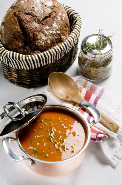 MERCİMEK ÇORBASI: -  - Kandaki kötü kolesterol düzeyini düşürür: Böylece kalp krizi geçirme rizikosunu azaltır; kalp dostu bir besin olduğunu kanıtlar. - * Yüksek oranda lif içermesi nedeniyle mercimek şeker hastaları için değerli bir besindir: Çünkü insülin ve kan şekerini düşürür. - * Yüksek lif içeriğiyle pekliğe iyi gelir ve kalın bağırsakların çalışmasını düzene sokar. Hemoroit ve diğer kalın bağırsak sorunlarında iyileştirici etkiler yapar. - * Mercimek içerdiği yüksek orandaki demir ve folik asit nedeniyle kansızlığı önler. - * Zengin potasyum içermesi nedeniyle yüksek tansiyonu düşürücü etkiler yapar. - * Mercimek içerdiği maddelerle bedenin kansere yakalanma rizikosunu azaltır. - * Mercimek çorbası içtiğinizde kuru baklagil tüketmiş olur ve posa alımınızı da artırmış olursunuz