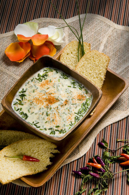 Soğuk havalarda sıcak besinler tüketerek hem fiziksel olarak ısınırız hem de sıcak besinler duygusal olarak daha mutlu doymamızı sağlar.