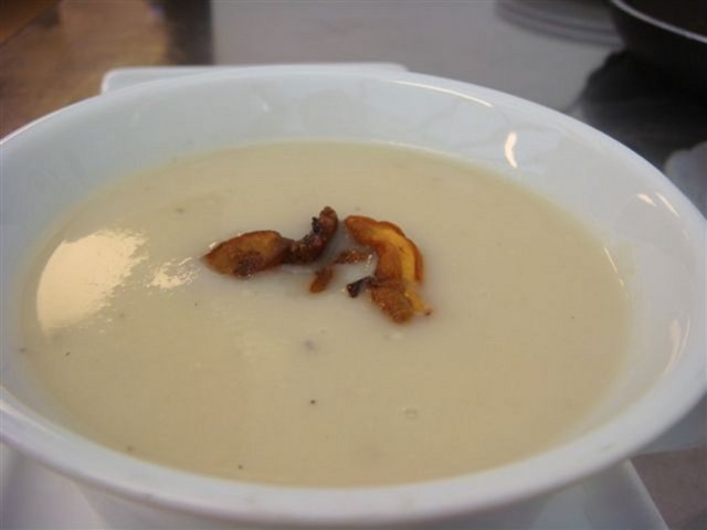 KEREVİZ ÇORBASI: -  - Oldukça besleyici bir sebze olan kereviz A, B ve C vitaminleri ile başta fosfor olmak üzere çinko, bakır, mangan ve selenyum minerallerini içerir. Besin değeri ve faydası bakımından Allah'ın bir lütfü olan bu bitki pek çok hastalığa iyi gelir. -  - * Uyarıcıdır. - * Kandaki stresi hormonlarını azaltır ve sinir yorgunluğunu giderir. - * Vücudu kuvvetlendirir. Cinsel gücü ve isteği arttırır, iktidarsızlığı giderir. - * İştah açıcıdır. - * Ağız kokusunu giderir. - * Öksürüğü keser.