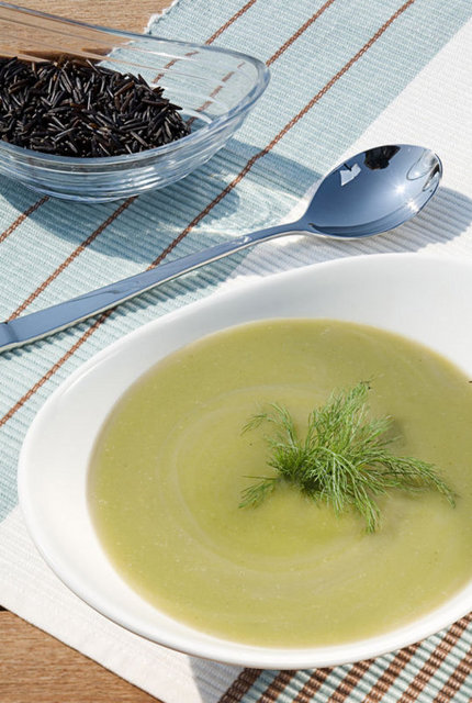 BROKOLİ ÇORBASI: -  - Besin olarak en yararlı sebzelerden biri olan brokolinin faydaları; -  - * Brokoli içerdiği maddeler açısından insan sağlığı üzerinde çok faydalıdır. Vitamin değerleri açısından; A, E ve C vitaminlerini içermektedir. İçerdiği flavonoidler bakımından bağışıklık sistemimizi güçlendiren bir özelliğe sahiptir. - * Antibiyotik özelliğe sahip olan brokoli, bu yönüyle prostatitis'e (prostat enfeksiyonu) karşı çok etkindir. - * Hiç bir antibiyotik yoktur ki bağışıklık sistemimizi zayıflatmasın. İşte brokolinin önemi bu noktada ortaya çıkmaktadır; aynı zamanda hem bağışıklık sistemimizi güçlendirmekte hemde antibiyotik vazifesi görmektedir.