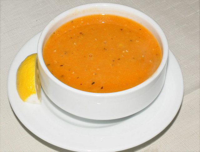 TARHANA ÇORBASI: -  - Diyabet, hipertansiyon ve obezitenin tıbbi beslenme tedavisinde glisemik indeksinin beyaz ekmekten düşük olması ve doyurucu özelliğinin fazla olması nedeniyle tavsiye edilen bir besindir. - * Yoğurt tüketemeyen kişiler ve bebeklerin beslenmesinde çok iyi bir alternatiftir. Ayrıca tahılların fermentasyonu sonucu oluşan tarhana probiyotik özellikte bir besindir. - * Kurutulan besinlerde C vitamini yok denecek kadar azdır bu nedenle tarhana da sofrada salata vb. C vitamininden zengin besinlerle birlikte tüketilirse besleyici değeri artar.