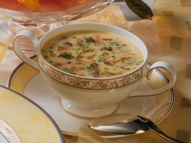 MANTAR ÇORBASI: -  - Tüm dünyada onbinlerce çeşidi bulunan mantar protein ve demir açısından çok zengindir. Ayrıca mantarda A, B, D, P ve K vitaminleri ile kalsiyum, potasyum, fosfor ve bakır mineralleri de bulunur. -  - * İçerdiği Protein değeri sayesinde etin yerini tutar. Bağışıklık sistemini güçlendirerek hastalıklara karşı direnci arttırır.