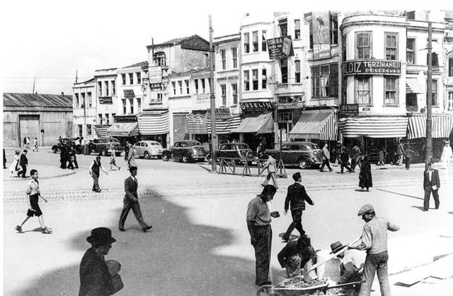 "Fotoğraflarla Eski İstanbul" albümü 1940-1970 yılları arasında çekilen siyah - beyaz  fotoğraflardan oluşuyor.