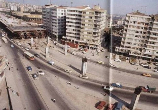 Fotoğrafta Haliç Köprüsü'nü Boğaziçi Köprüsü'ne bağlayan Mecidiköy-Gayrettepe arasında 1974 yılındaki inşaat çalışmaları görülüyor.
