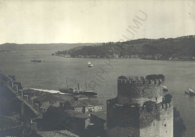 Osmanlı Devleti'nin son dönemlerini ve Türkiye Cumhuriyeti dönemini kapsayan fotoğraf koleksiyonu olan TTK'nın arşivinden çıkan eski İstanbul kareleri, fethin 561. yıldönümünü kutlayan, Asya ile Avrupa'nın kesiştiği İstanbul'un geçmişine ışık tutuyor.