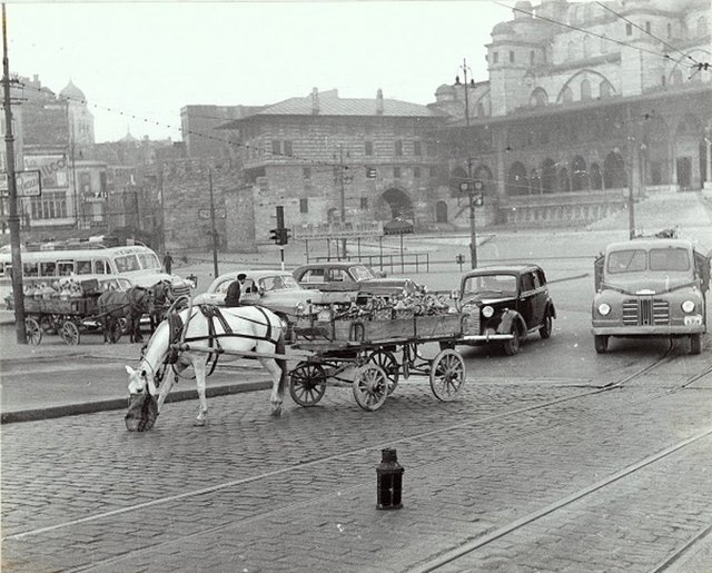 "Fotoğraflarla Eski İstanbul" adlı kartpostal albümü, İstanbul'un gözde semtleri Beşiktaş, Beyoğlu, Tarabya, Gümüşsuyu, Karaköy, Sultanahmet, Eminönü ve Üsküdar'daki şehir kültürünü yansıtan nostaljik 100 kareyi bir araya getiriyor