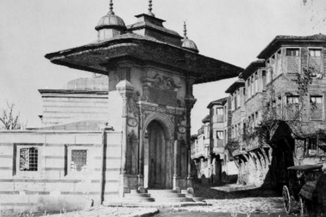 Fotoğraf merakıyla bilinen Sultan II. Abdülhamid dünyanın hemen her yerinden, İstanbul'un her köşesinden fotoğraflar çektirerek bunları arşivletti.