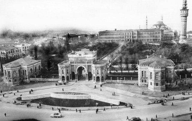 İstanbul Büyükşehir Belediyesi Kütür A.Ş., tarafından yayınlanan albüm Babıali'nin usta foto muhabirlerinden Hilmi Şahenk'in çektiği fotoğraflardan oluşuyor.