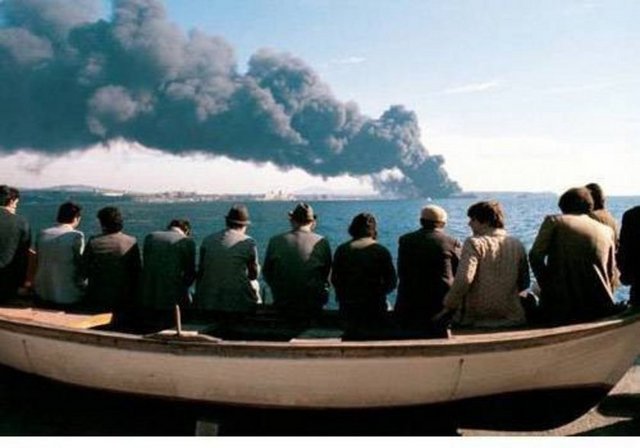 Fotoğrafta İstanbul'luların 1979 yılında Haydarpaşa önlerinde Yunan Bandıralı gemiyle çarpışan Independenta tankerinin yanışını seyretmesi görülüyor...