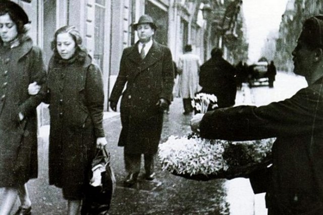 İstiklal Caddesi'nde sümbül satıcısı