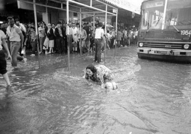 Fotoğrafta 1983 yılında aniden bastıran yağmurun fotoğrafı yer alıyor...