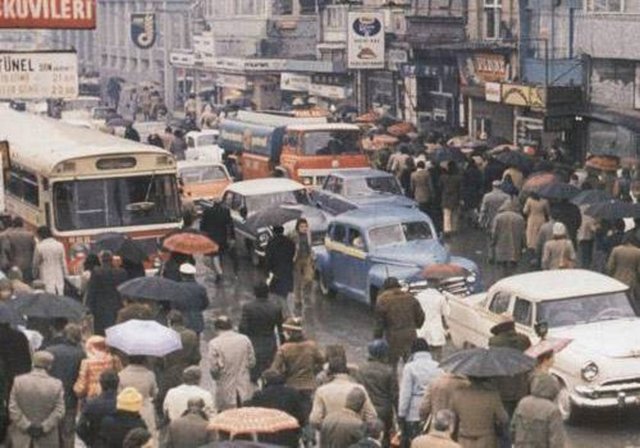 1975 kışında Kadıköy'den Karaköy'e geçen yolcular işyerlerine ulaşmaya çalışıyor.