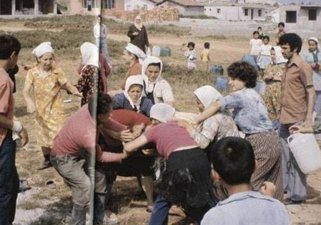 1975 yılının Kadıköy Örnektepe'sinde mahalleli bir kova su için kavga ediyor