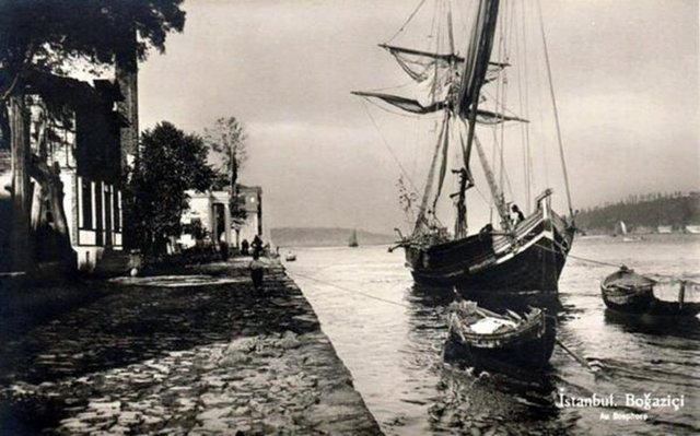 Rumeli Hisarı sahili (1930'lu yıllar)