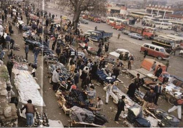 1985- Sur dibine kurulan işporta tezgahları