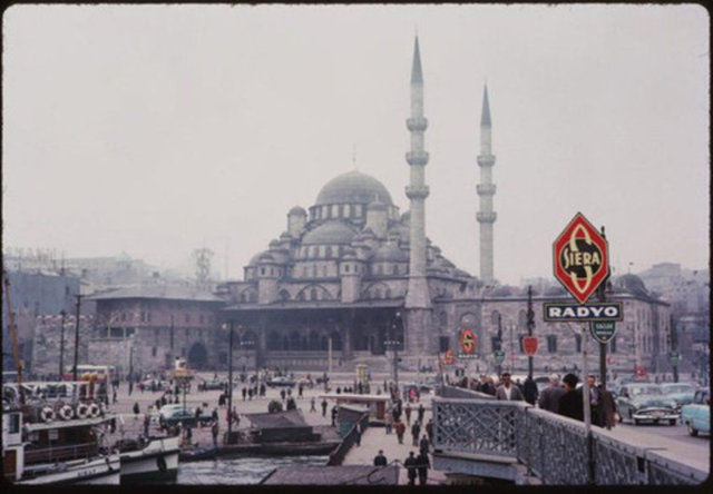Indiana Üniversitesi, Charles W. Cushman fotoğraf koleksiyonundan eski İstanbul fotoğrafları çıktı. Günümüze kıyasla daha tenha görülen İstanbul'un bu fotoğrafları 1965 yılında çekildi.  1965