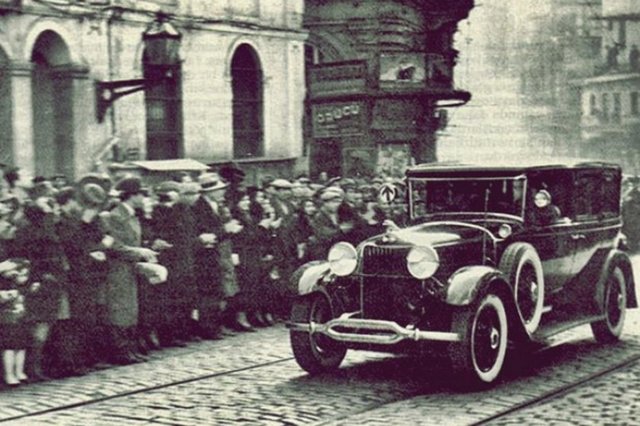 Atatürk'ün İstiklal caddesinden geçişi