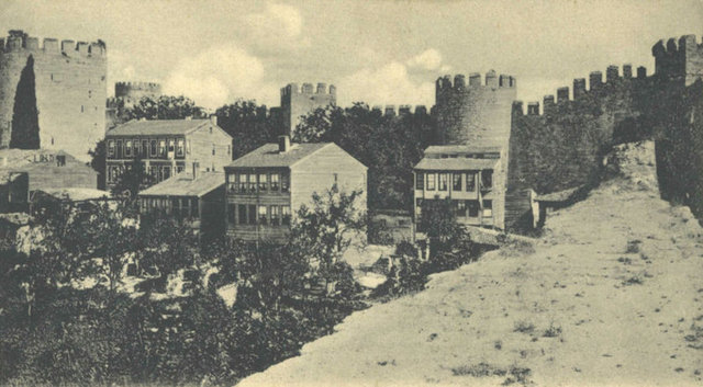 Türk Tarih Kurumu'nun dijital taramasını yaptığı fotoğraflar arasında eski İstanbul'a ait kareler de yer alıyor.