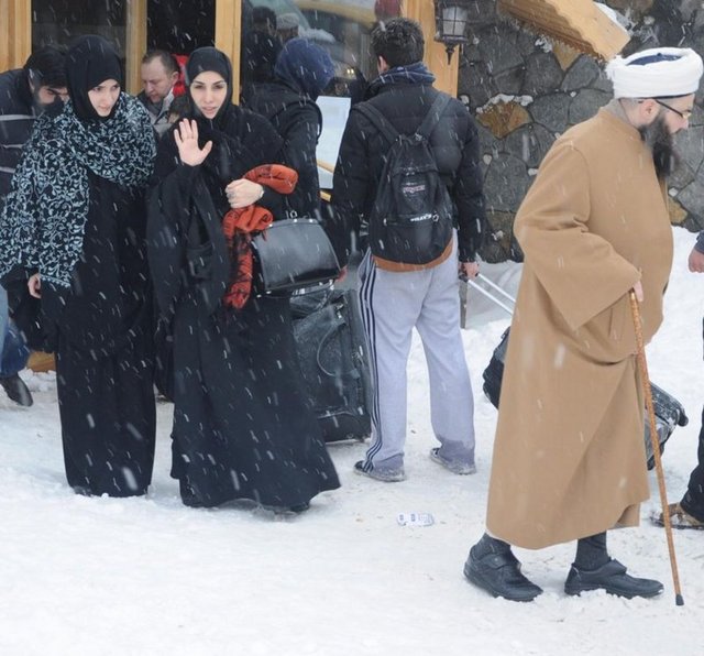 Geçtiğimiz günlerde, Cübbeli Ahmet Hoca' olarak tanınan Ahmet Mahmut Ünlü, Bursa'da katılacağı bir toplantı öncesi Uludağ'a gelerek tatil yapmış, - içki servisi yapmayan bir otelde kalmıştı.