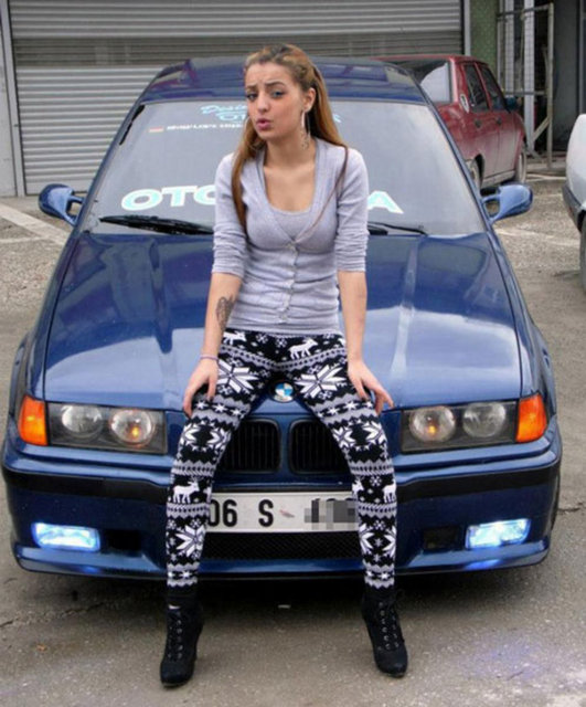 BMW marka arabaların önünde poz veren kızlar birbirinden ilginç fotoğraflarını paylaşıyor...