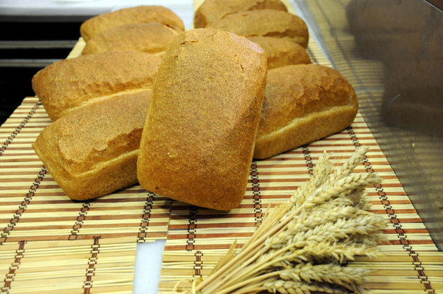 4- POSALI YİYECEKLERİ DAHA FAZLA TÜKETİN! -  -  -  Yeterli posa tüketimini sağlamak için öğünlerinizde mutlaka sebze yemeği ve salata tüketmeye çalışılmalı, ekmeğinizi tam buğdaylı/çavdar gibi posa değeri yüksek olanlardan tercih edin, gün içerisinde 3-5 porsiyon meyve tüketin, haftada mutlaka 1-3 kez kurubaklagil yemekleri tercih edin.