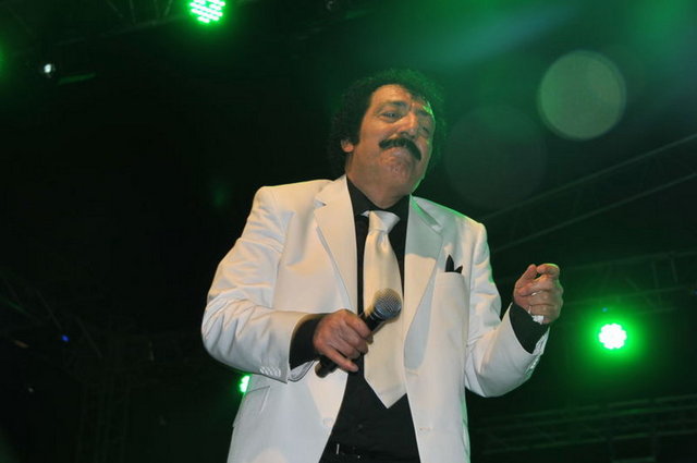 Dinleyici kitlesi -  - Müslüm Gürses`in dinleyici kitlesi birçok araştırmaya konu olmuştur. Doktora tezleri dahi yazılmıştır (Mesela 2002/ Bağlam Yayıncılık : Caner Işık / Nuran Erol , " Arabeskin Anlam Dünyası ve Müslüm Gürses Örneği ").