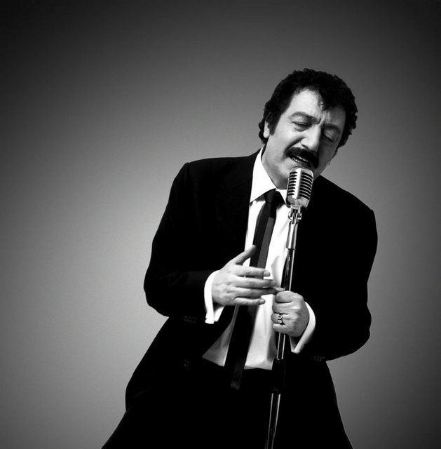 1999 yılında Müslüm Gürses' in o dönemde 15 yıl boyunca albümlerini çıkardığı Elenor plak firmasıyla yolları ayrıldı.