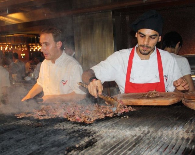 Yaklaşık 85  - kişinin çalıştığı mekân öğle saatlerinde servis vermeye başlıyor.