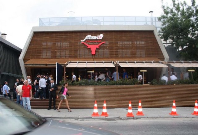 Nusret Steakhouse (40 milyon TL ciro) açıldığından beri ses getiren, hergün yaklaşık 800-1000 kişinin yemek yediği mekânlardan biri olan Nusret Steakhouse, kısa sürede çok iyi bir marka oldu.