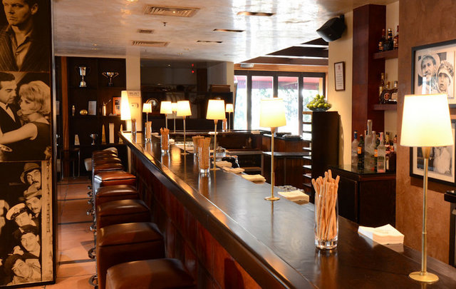 Papermoon Restaurant (16 milyon TL ciro) - İtalyan denince ilk akla gelen mekanlardan biri olan, artık restoranttan çok bir şehir kulübü havası yaratan Papermoon' da her sene olduğu gibi bu sene de en çok ciro yapan mekanlar arasında. İs yemeklerinin ve özel yemeklerin en çok tercih edilen mekanları arasında yer alan Papermoon da yaklaşık 60 kişi çalışıyor. 2012 yılında 16 milyon tl ciro yaptı. Öğle saatlerinde açılan mekan gece geç saatlere kadar hizmet veriyor. Çoğu işadamının kendisine özel masası olduğu hep konuşulur. Eğer o gün, o işadamı oraya yemeğe gelecekse hep aynı masayı tercih ediyor. O yüzden bilinen iş adamlarının çoğunun oturduğu masa bellidir. Dinçkök ailesine ait olan Papermoon yaklaşık 20 yıldır hizmet veriyor.