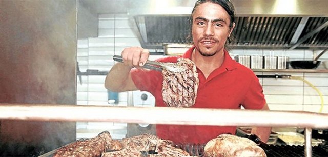 Gece 24.00'e kadar yemek servisi var.