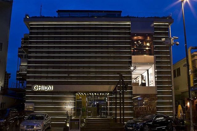 Son dönemin önemli ressamlarının sergileri Chilai de gerçekleştiriliyor. Akşam saatlerinde denizin içinde ki bir kulübe dönüşüyor. Angel Group a ait mekan 19.5 milyon tl cirosuyla İstanbul' un yüksek cirolu mekanları listesinde yerini rahatça alıyor. -