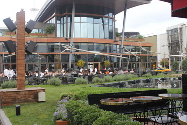 Masa Café Restaurant (20 milyon TL ciro) - İstanbul' un en gözde alışveriş merkezlerinden biri olan İstinye Park' ın lüks mağazalarının bulunduğu orta alanda hizmet veren Masa Café Restourant' ta bu sene cirosunu arttırarak listelerde üst sıralara çıkmayı becerdi.