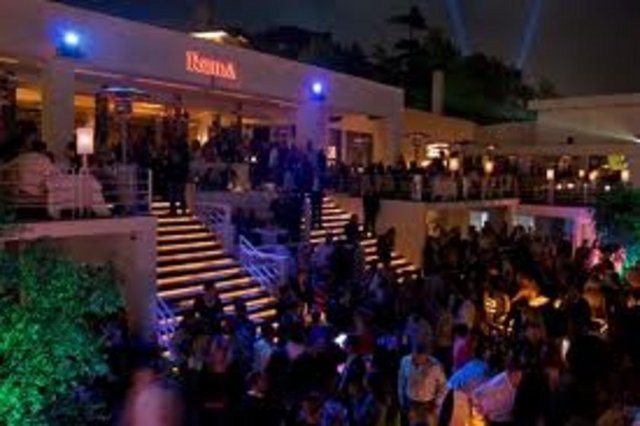 Boğaz'da yer alan Reina, yaz aylarında hem yerli hemde yabancı müşterinin vazgeçemediği mekânlar arasında.