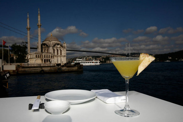 Anjelique gece kulübü (19,6 milyon TL ciro) - Sosyete ve sanat dünyasının özellike yazın uğrak yerlerinden biri olan Anjelique te 20 milyon tl ciro yaparak bir rekora imza attı. Ortaköy' ün boğaza bakan bölümünde yer alan Anjelique İstanbul, Doors Grubu'na ait.