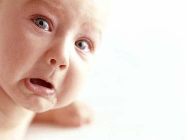 Korku durumunda gözlerin daha fazla açıldığı, bazen kafanın geriye atıldığı ve gözlerin bir noktaya odaklandığı belirtildi.