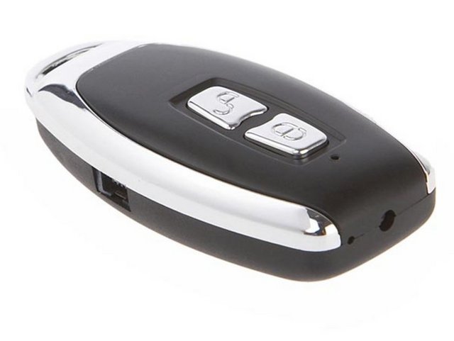 Dinleme ve izleme açık ve kapalı devre olarak ik aşamalı yapılıyor. - Kapalı devre böcekler verici içermiyor. Bunlara usb bellek, araba - anahtarları, kalemler ve ışıklandırma sistemleri örnek verilirken; açık - devre böcekler verici içeriyor ve elde ettikleri verileri dışarıdaki - alıcılara aktarabilen cihazlardır. Optik, ultrasonik, radyo frekansı, - hibrit gibi.