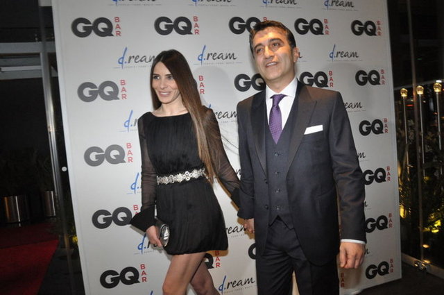 Nur Fettahoğlu sevgilisi Levent Veziroğlu ile açılışa el ele katılıp objektiflere poz verdi.