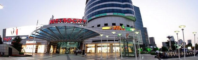 Metrocity (Levent): Alışveriş fişi varsa 3 saate kadar ücretsiz. Fiş yoksa 3 saat 5 TL, 4 saat 9 TL, 5 saat 10 TL, 6 saat 12 TL