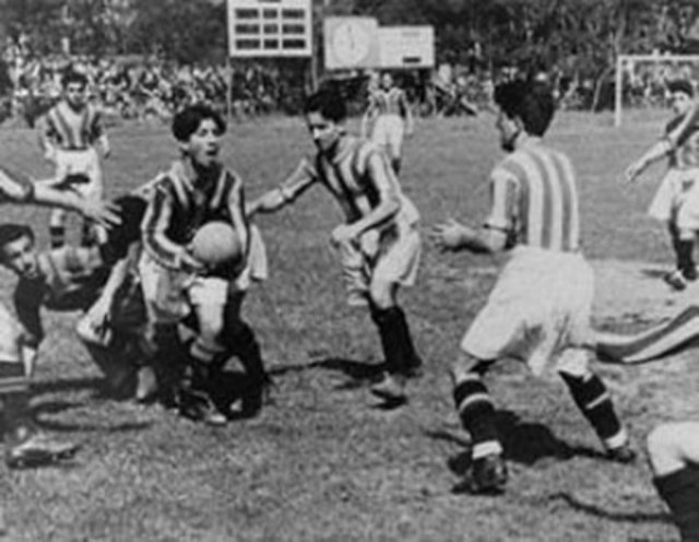 Ezeli rakipler arasında ilk resmi maç 12 Kasım 1926 tarihinde oynandı. Taksim Stadı'ndaki İstanbul Ligi maçı golsüz eşitlikle sonuçlandı.