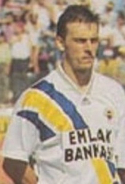 Ezeli rekabetin 89 yıllık geçmişinde her iki takımın da formasını giyen oyunculardan bazıları, derbilerde iki takım formasıyla da gol atma başarısına ulaştı.