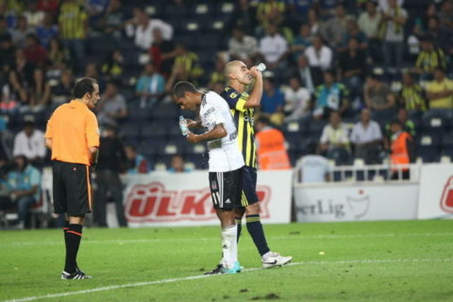 Ezeli rakiplerin randevusunda çok ilginç bir olay yaşandı. -