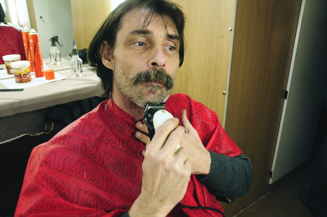 İnsan Behzat Ç.'ye bakınca onu hamama gönderip "Temizlen" demek istiyor. Bunu sakallarını kısaltan Beşikçioğlu'na söyledim. O da gülerek "Behzat'ın öyle olması gerekmiyor mu Oya?" dedi. Haklı, Behzat'ı pis görüntüsüyle sevmedik mi?