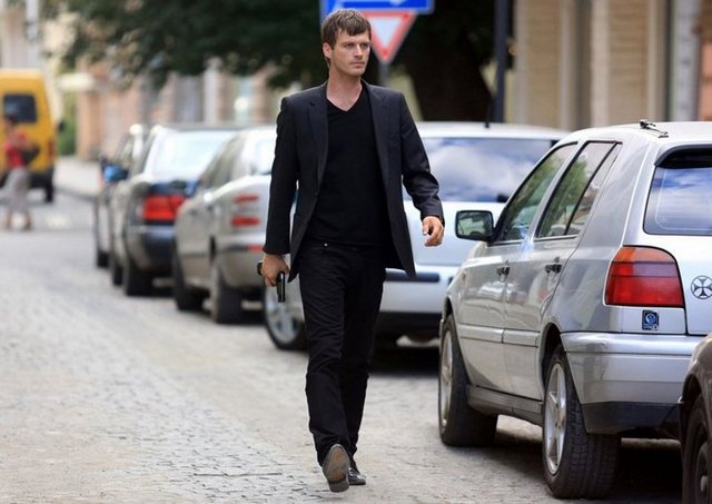 Yakışıklı oyuncu Kıvanç Tatlıtuğ Elle dergisine verdiği röportajda samimi itiraflarda bulundu.