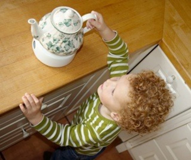 Kırılacak cam malzemeler, süsler çocuğunuzun erişemeyeceği yükseklikte olmalı.