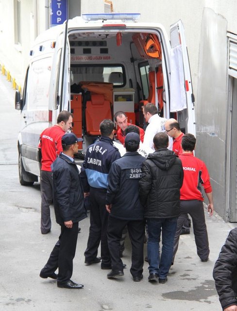 Özel güvenlikçilerin engellemelerine rağmen sanatçının bazı hayranlarının ambulansın peşinden koştuğu görüldü...