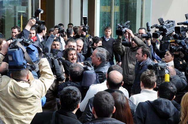 Kısa sürede hastane önünde toplanan hayranlarının bazıları gözyaşı dökerken bazıları da sinir krizi geçirdi...