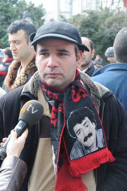 Ancak Gürses'in yakın çevresinden olduğu belirtilen bazı kişiler, hastane önünde yüksek sesle müzik çalınmaması için uyarıda bulununca hayranı müziğin sesini kıstı...