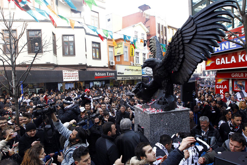 Besiktas Belediyesi Nin Yaptirdigi Kartal Heykelinin Acilisi Yapildi